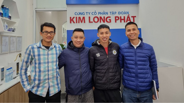 Cầu thủ Đỗ Hùng Dũng ghé thăm và trải nghiệm sản phẩm máy tạo nước và khí Hydro tại Showroom Kim Long Phát tại Thủ đô Hà Nội.