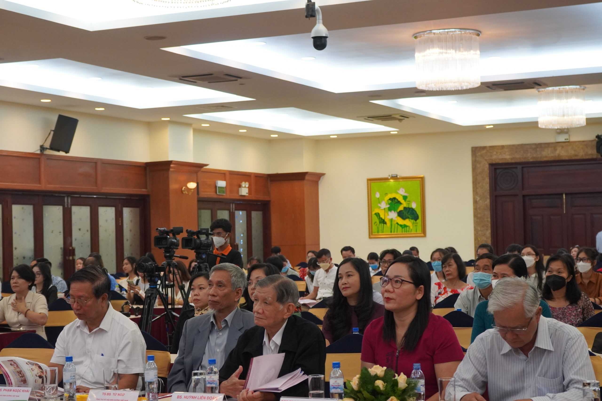Tiến sĩ Từ Ngữ – Chuyên gia Dinh Dưỡng – Tổng thư ký Hội Dinh dưỡng Việt Nam đến tham quan gian hàng của  Kim Long Phát tại Hội Dinh Dưỡng Việt Nam mở rộng lần thứ X
