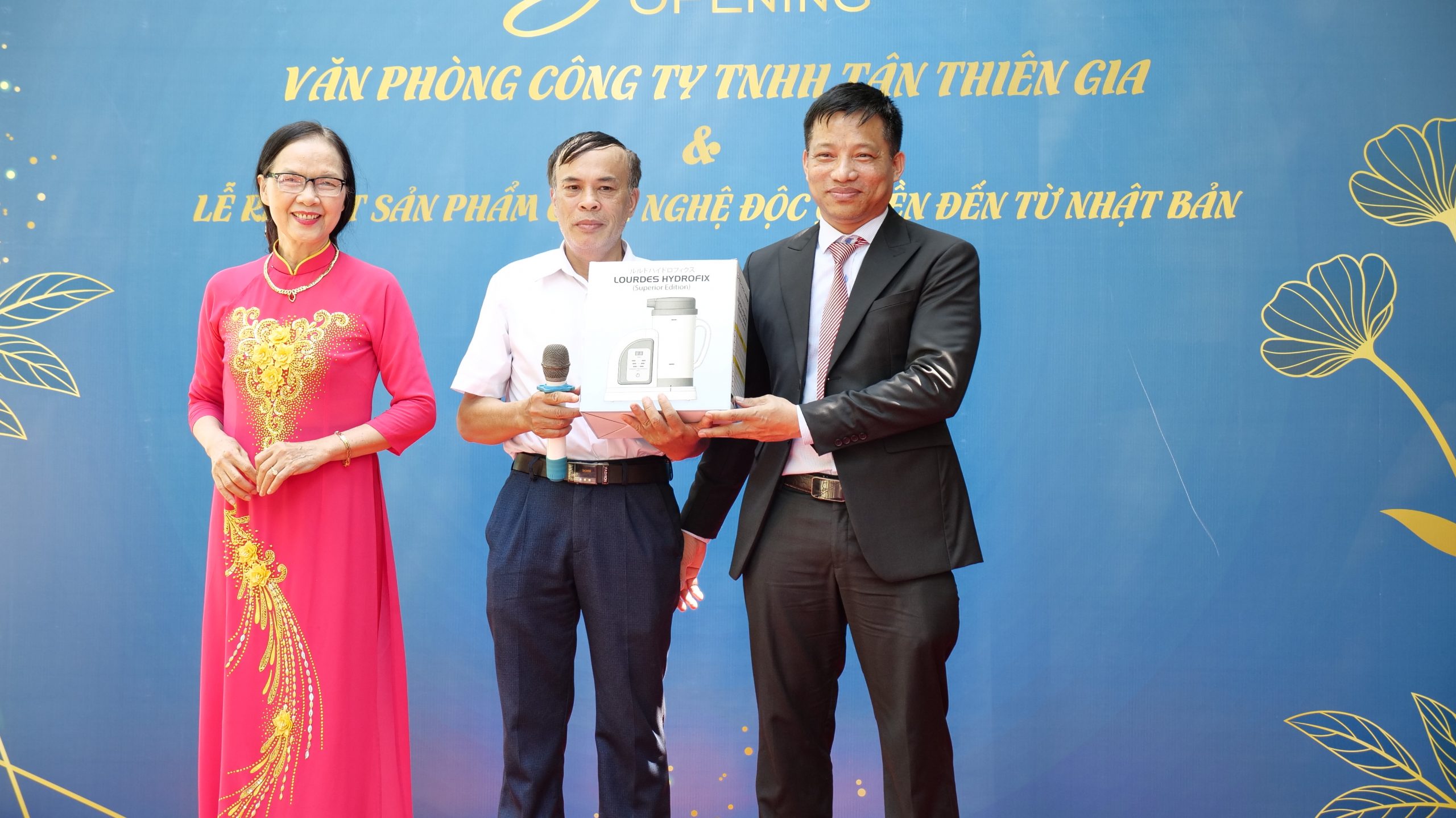 Tổng Giám đốc Kim Long Phát trao tặng máy tạo nước & khí giàu Hydro cho Thạc sĩ, B.s Nội khoa, Phó Giám Đốc trung tâm điều dưỡng thương binh Bắc Giang – Trương Tiến Đạt.