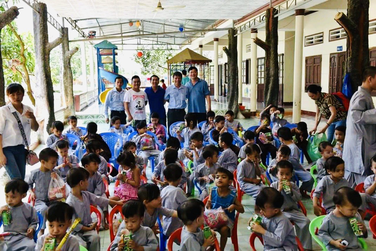 Công Ty Cổ Phần Tập Đoàn Kim Long Phát cùng các Mạnh Thường Quân làm từ thiện tại chùa Thiện Tâm ở Đồng Nai